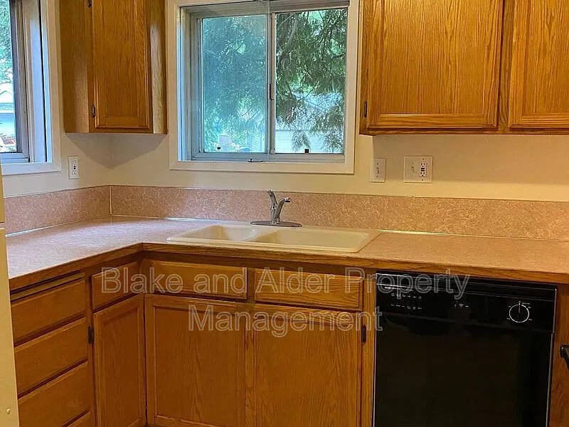 3 bed, 1.0 bath, 1320 sqft, $2,395 — Photo 4