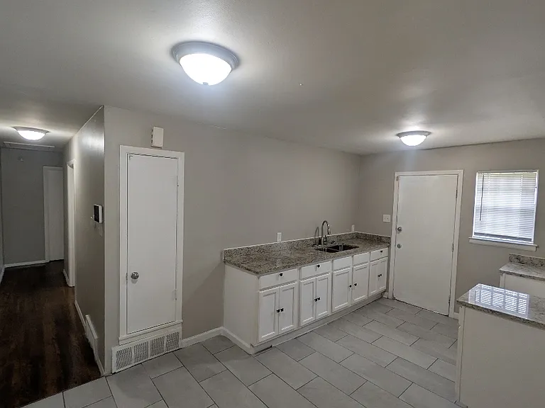 754 Breedlove St — Photo 2