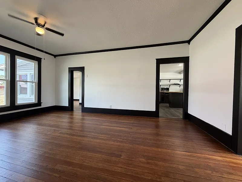 401 E Twin Springs St #4