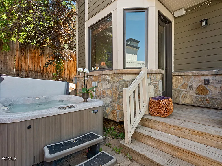320 Woodside Ave — Photo 26