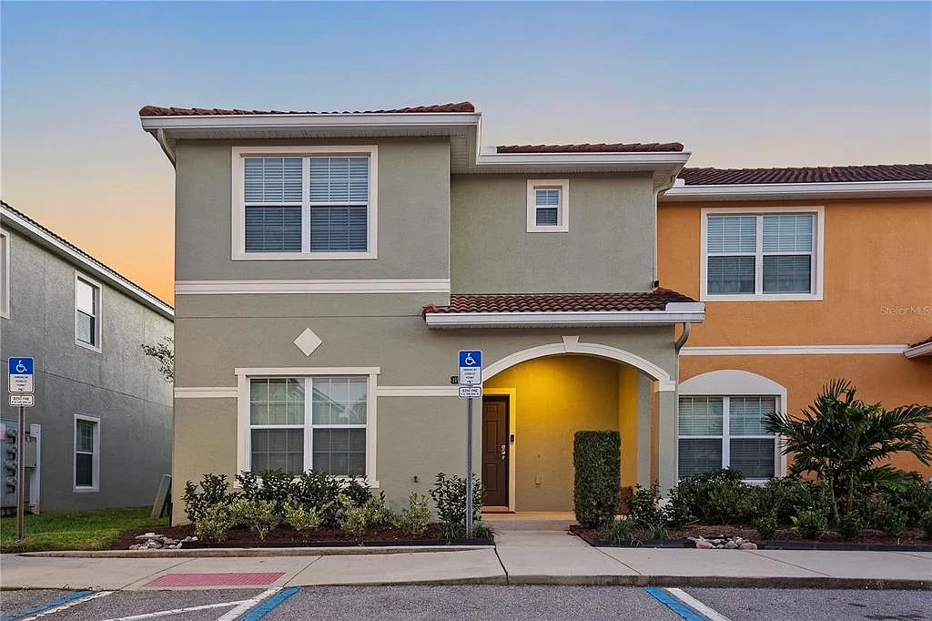 5 bed, 4.0 bath, 2024 sqft, $2,950 — Photo 1