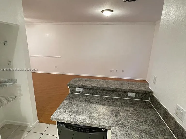 2020 Freeport Dr #2020 — Photo 7