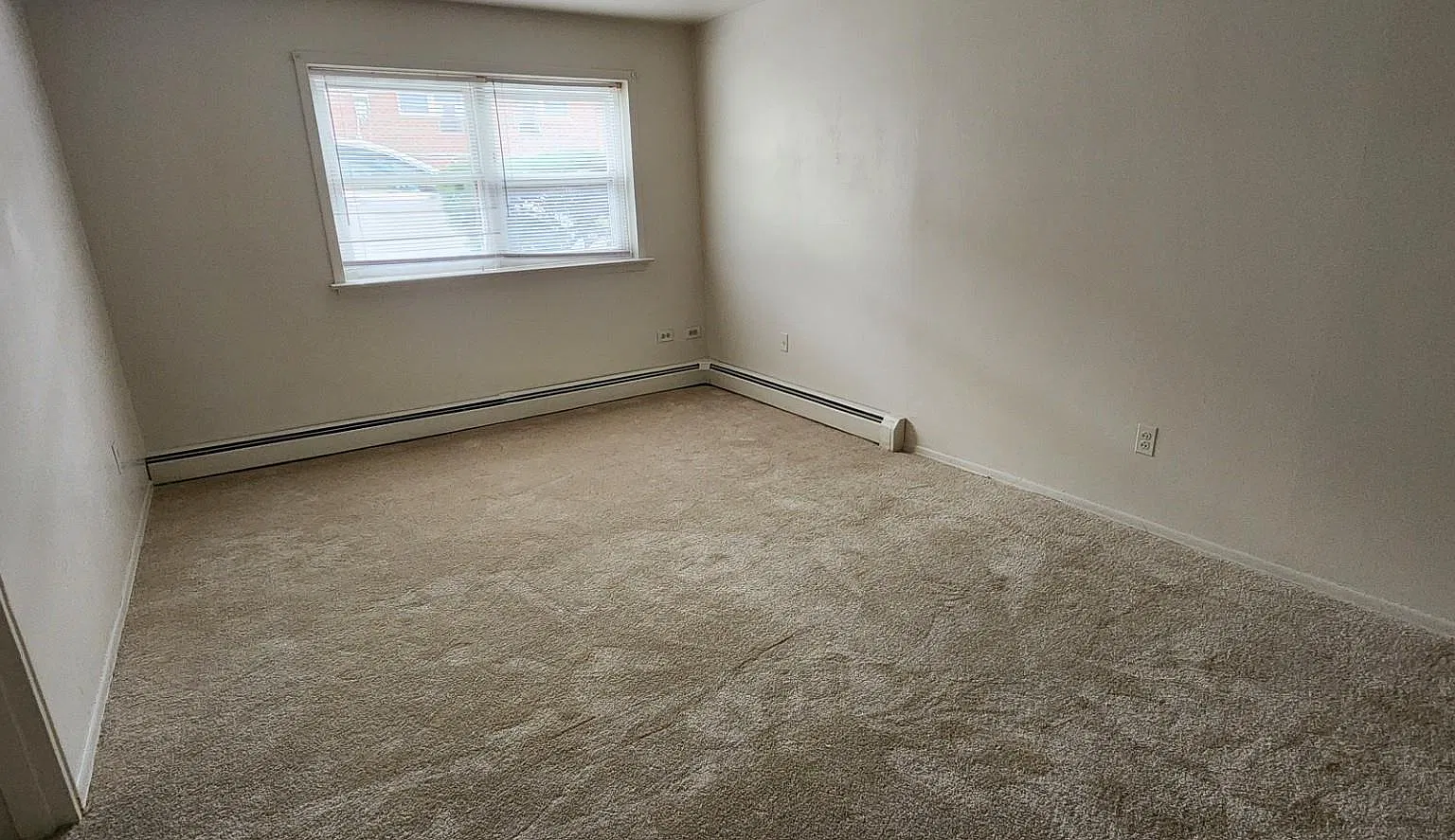 400 N Corona Ave — Photo 4