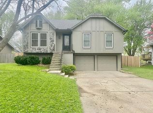 202 SE Flagstone Dr, Lees Summit, MO 64063
