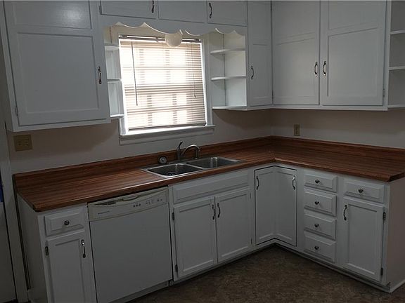 2nd image of 4429 N Oak Trafficway