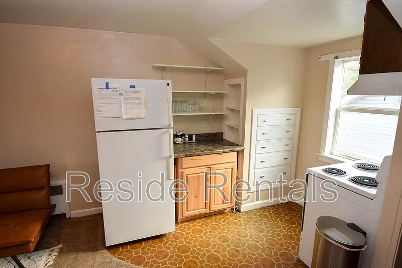 Studio, 1.0 bath, $435 — Photo 2