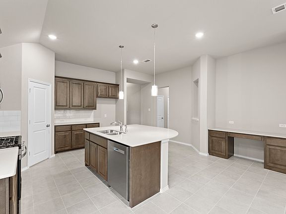 4th image of 916 Eloise Ln