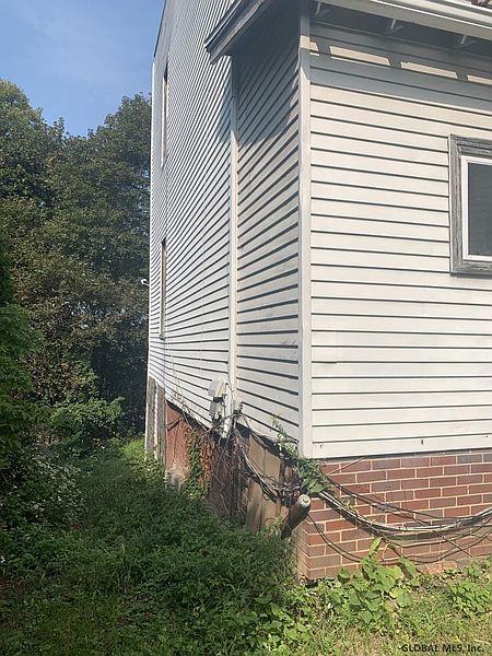 3rd image of 82 OAKWOOD Avenue