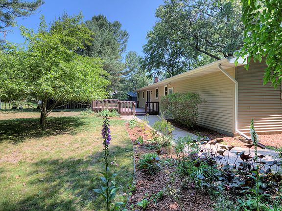 3rd image of 1981 Lake Breeze Dr
