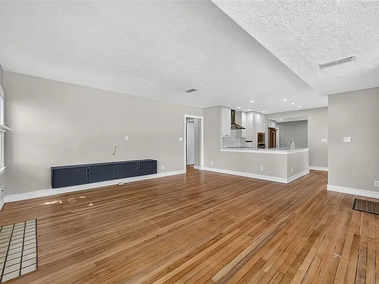 800 W Smith St — Photo 11