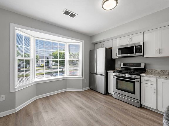 3rd image of 680 Boxwood Dr