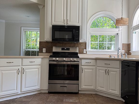 5th image of 195 Barrington Hall Dr