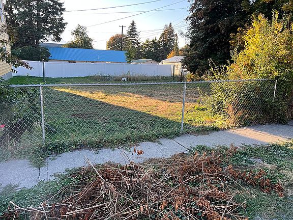 Fully fenced back yard 