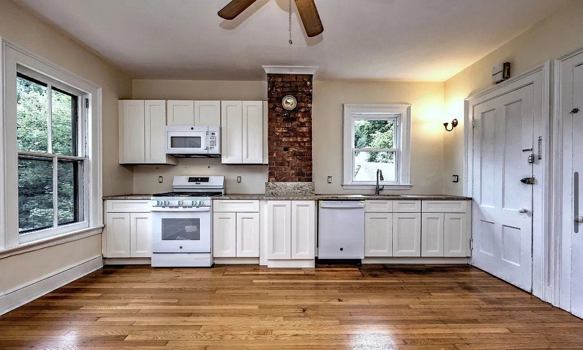 Remodeled 2 family victorian on cul-de-sac — Photo 3