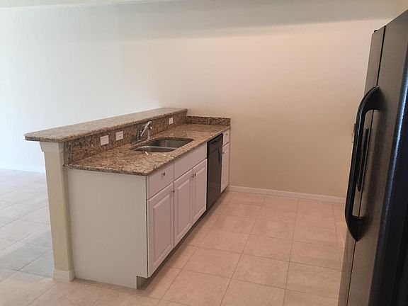 5th image of 1422 SW 47th Ter #1424