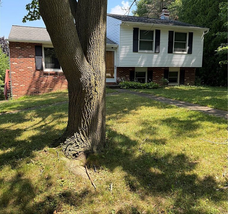 1st image of 32 Debran Dr