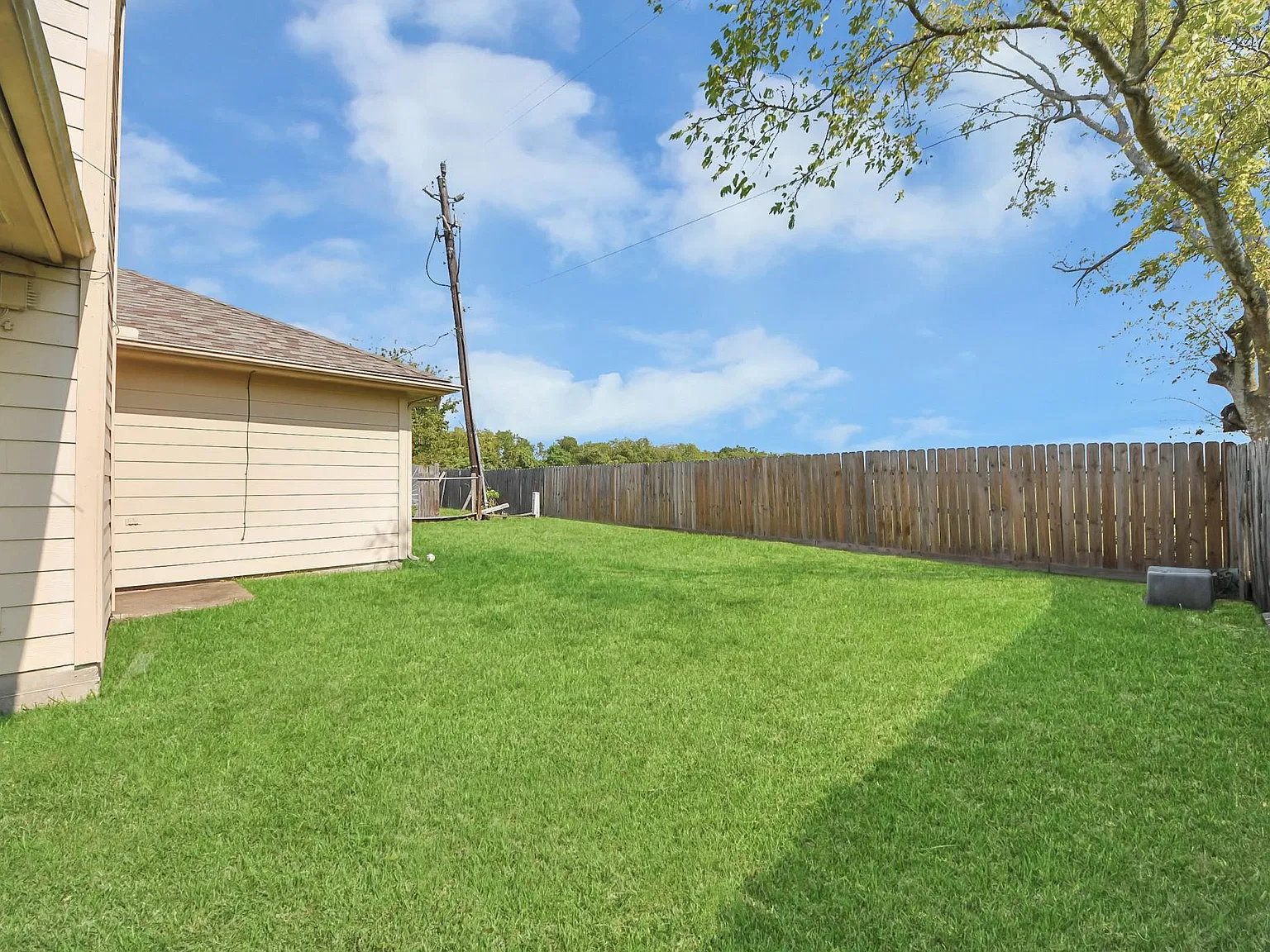 3 bed, 2.0 bath, 1589 sqft, $2,000 — Photo 2
