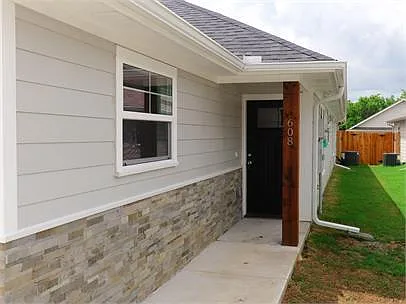 608 E College St #610 — Photo 12