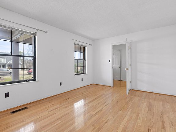 4th image of 404 Pine Bluff Dr