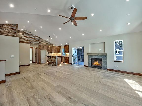 3rd image of 935 Tanglewood Dr