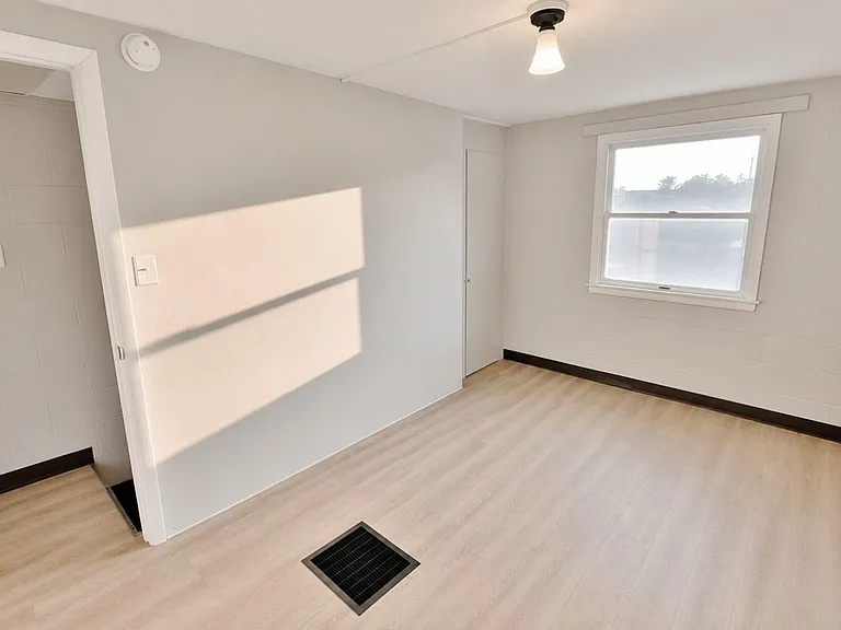 240 W High St — Photo 11