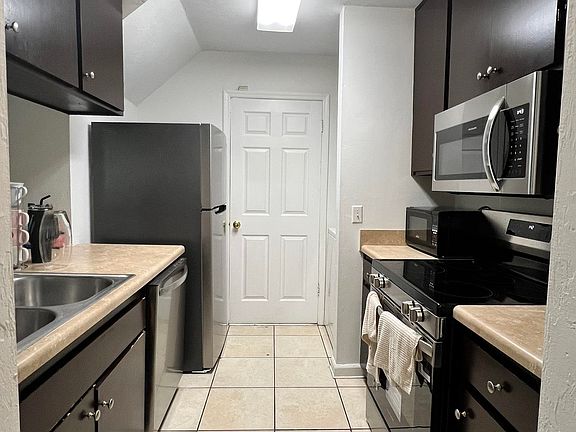 5th image of 808 W Carolina St APT 1