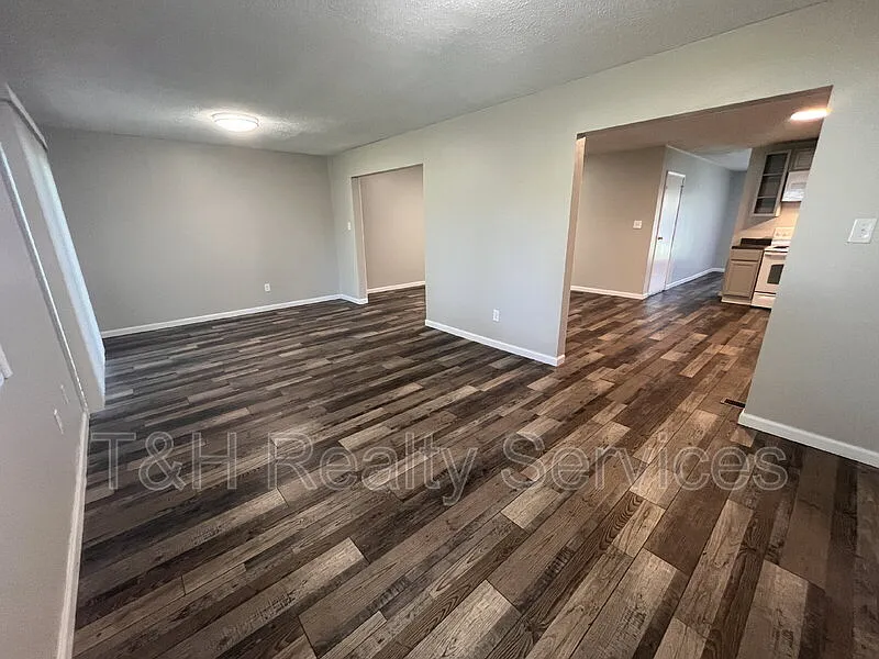 3 bed, 1.0 bath, 1397 sqft, $1,550 — Photo 3