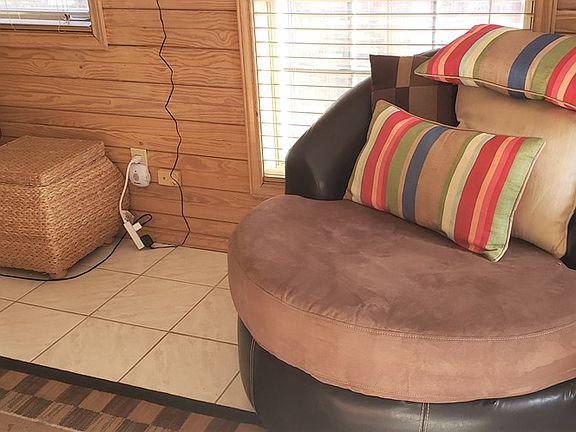 5th image of 806 E Oyster Dr