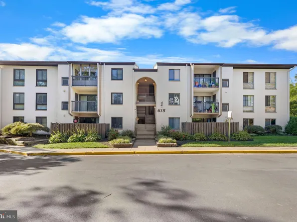 615 Center St APT T4, Herndon, VA 20170