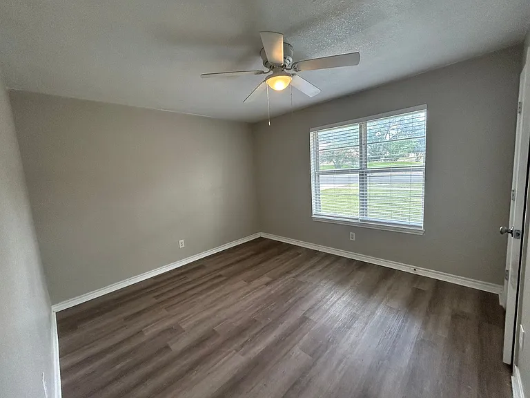 1310 Goodhue Dr — Photo 4