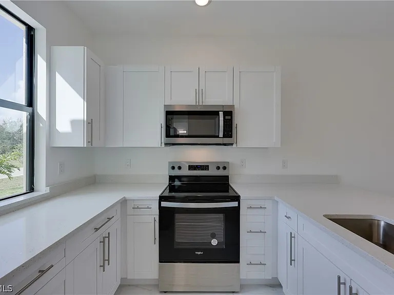 714 W 12th St — Photo 5