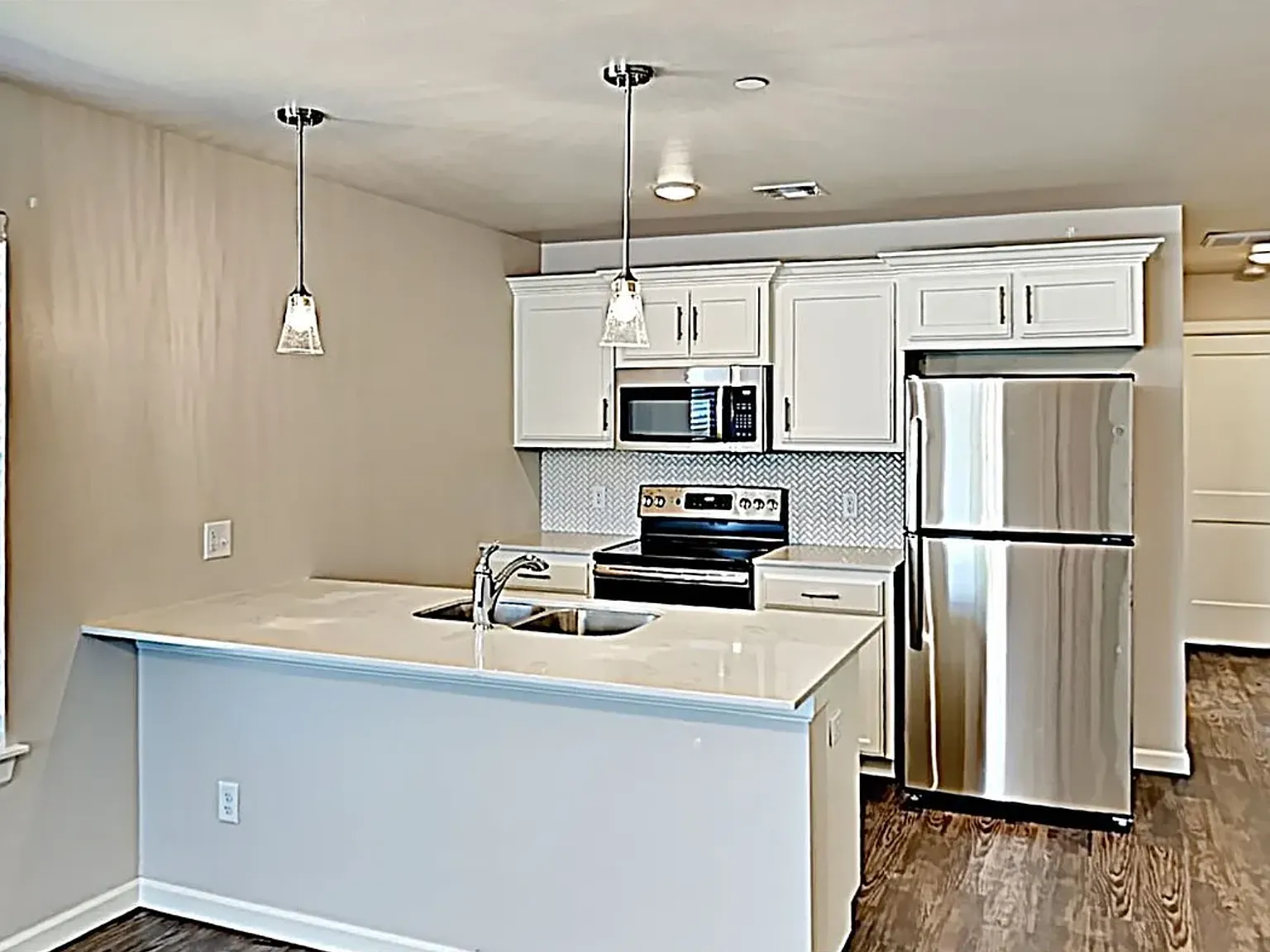 2 bed, 1000 sqft, $1,449 — Photo 2