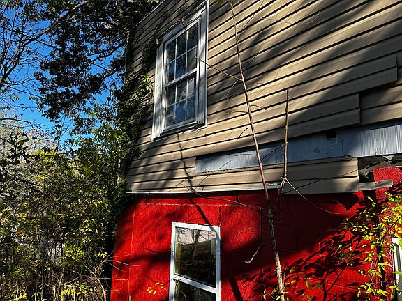4th image of 418 Howard Cir