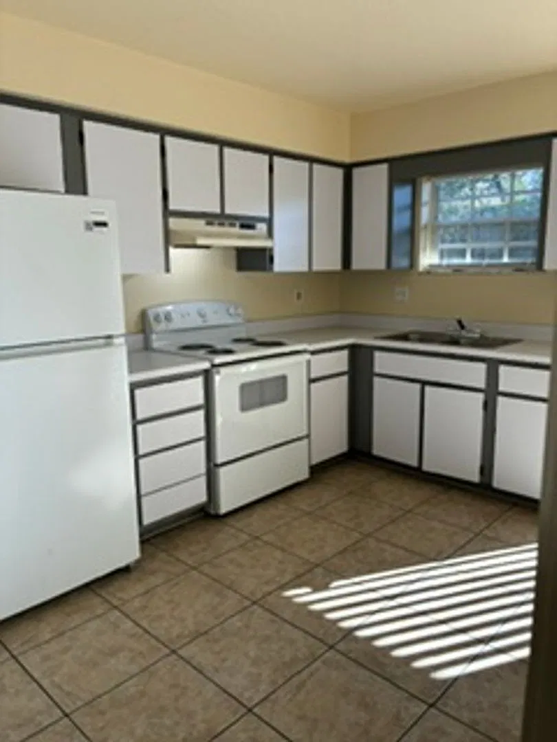 Large 2 bed 1 1/2 bath Town house. — Photo 4