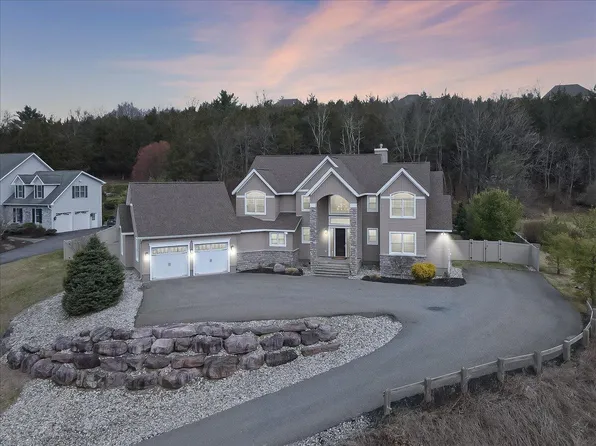 127 Old Kettle Ct, Stroudsburg, PA 18360