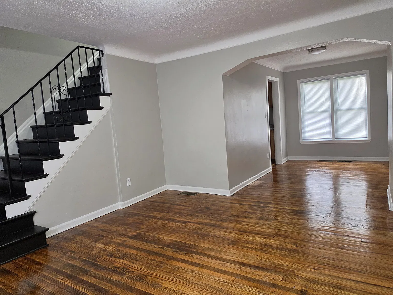 2 bed, 950 sqft, $1,350 — Photo 2