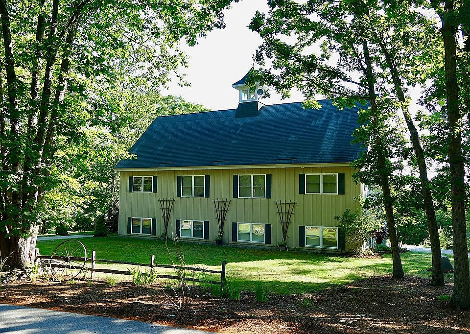 2nd image of 15 Blueberry Hill Ln
