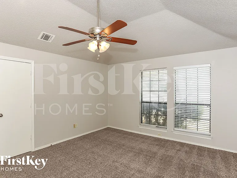 2321 Lakeshore Ln — Photo 8