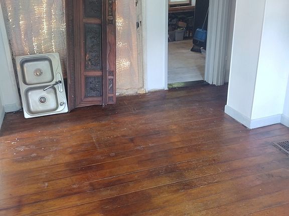 5th image of 409 SW 8th Ave
