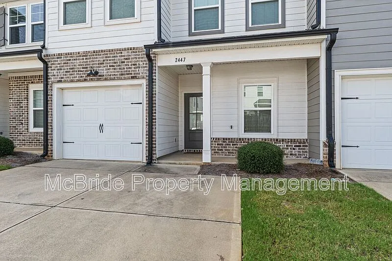 3 bed, 2.5 bath, 1610 sqft, $1,900 — Photo 2