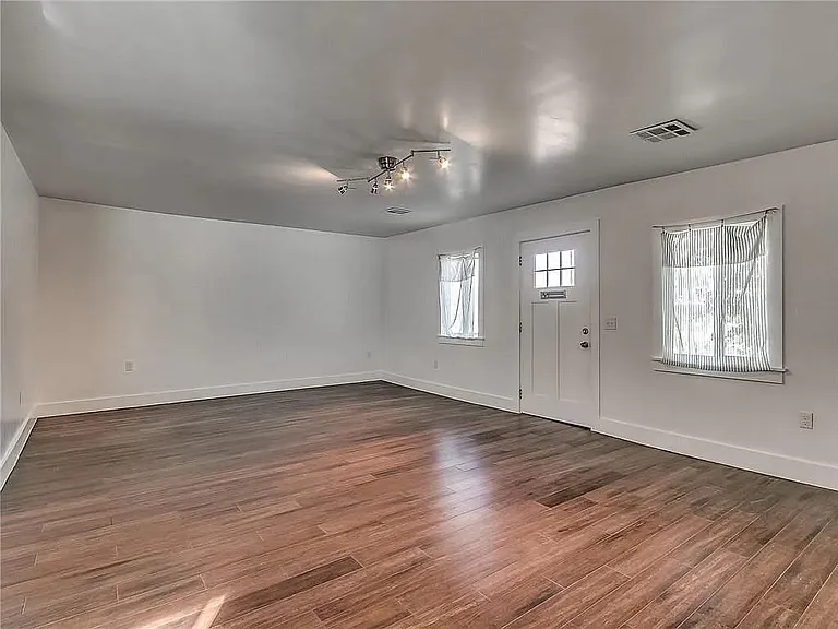1820 NW 37th St — Photo 3