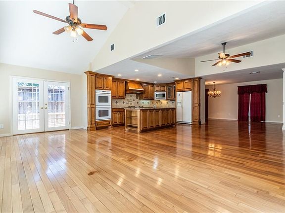 5th image of 410 Clearfield Dr