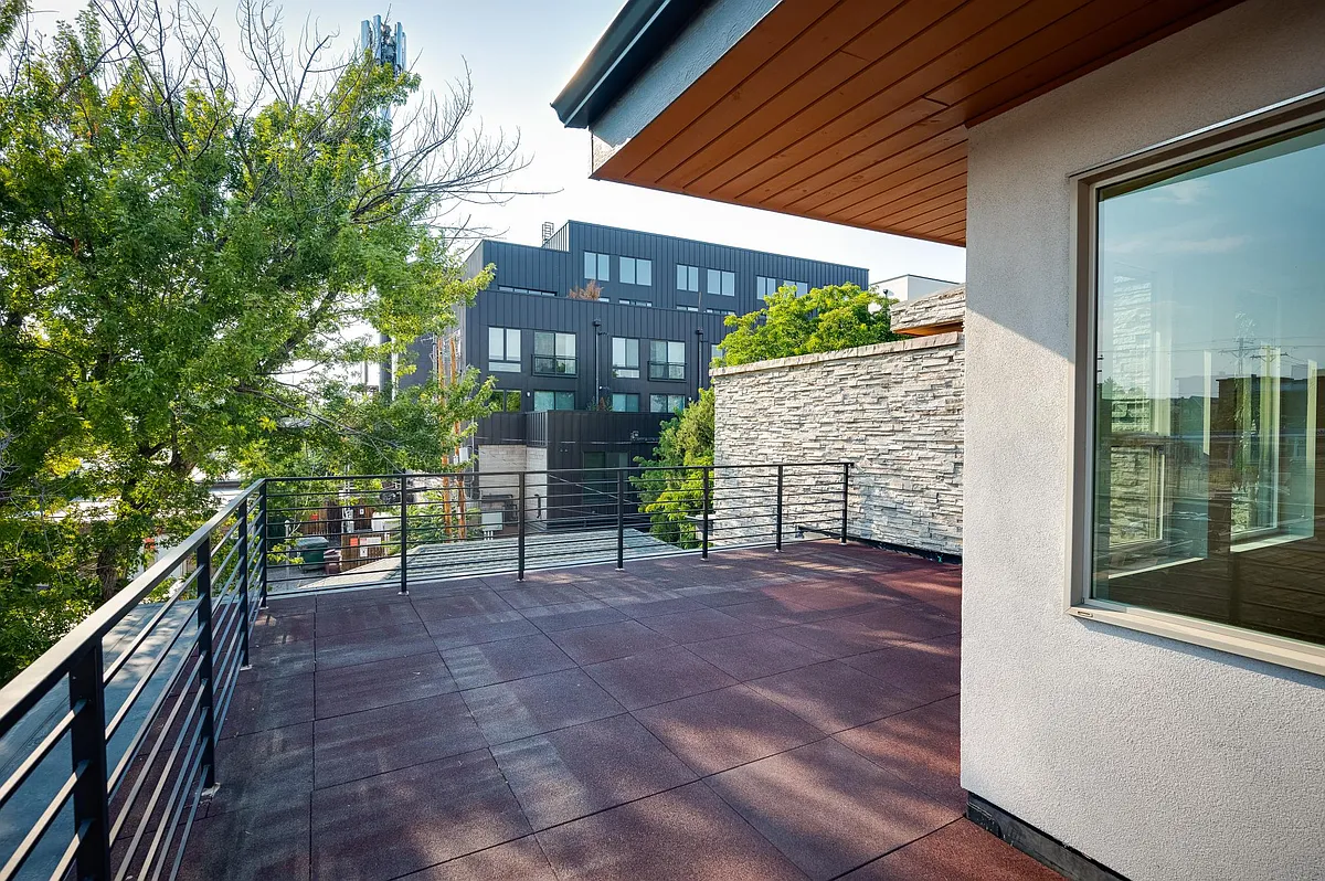 Wrap around upper Deck - 3839 Stuart St