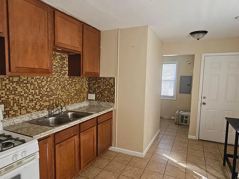24358 Annapolis St — Photo 3