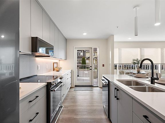 4th image of 1102 Esquimalt Rd #Townhouse 3