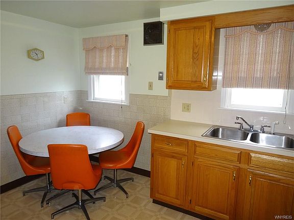 5th image of 272 Lowell Rd