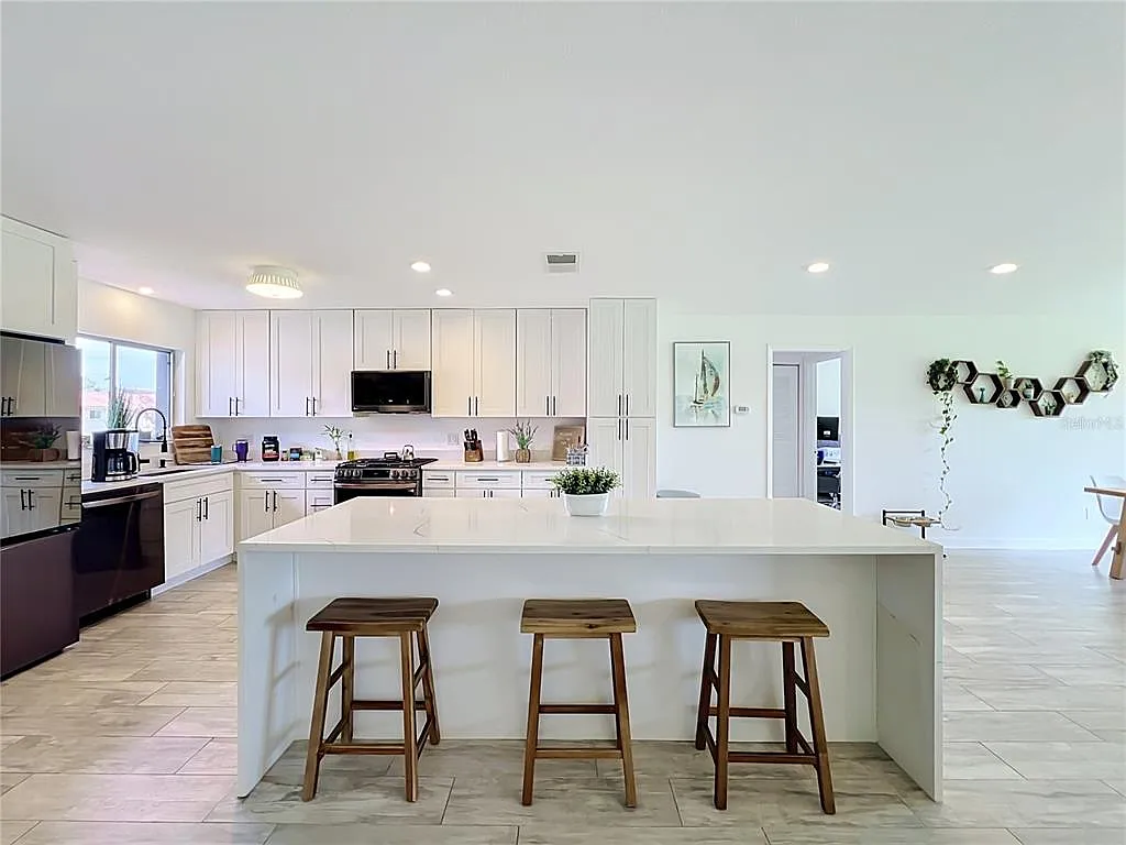 3 bed, 2.0 bath, 1873 sqft, $2,700 — Photo 4