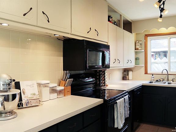 4th image of 2154 Roach St