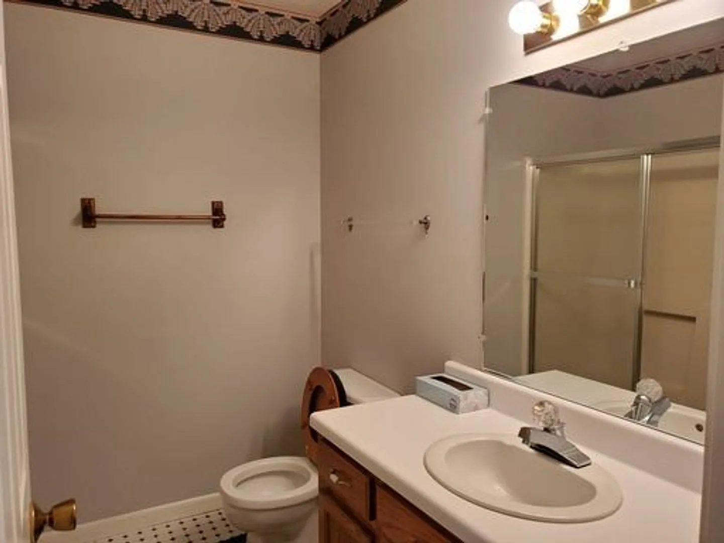 4 Bedroom 2 Bath 2 car Garage with basement — Photo 2