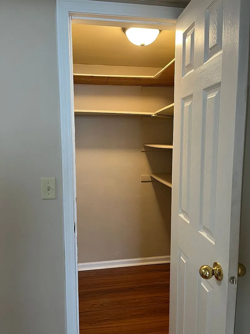 Warsaw - 2 Bedroom, 1.5 Bath - Great Location — Photo 4